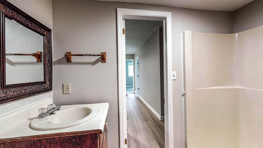 Floor 1 - Full Bathroom