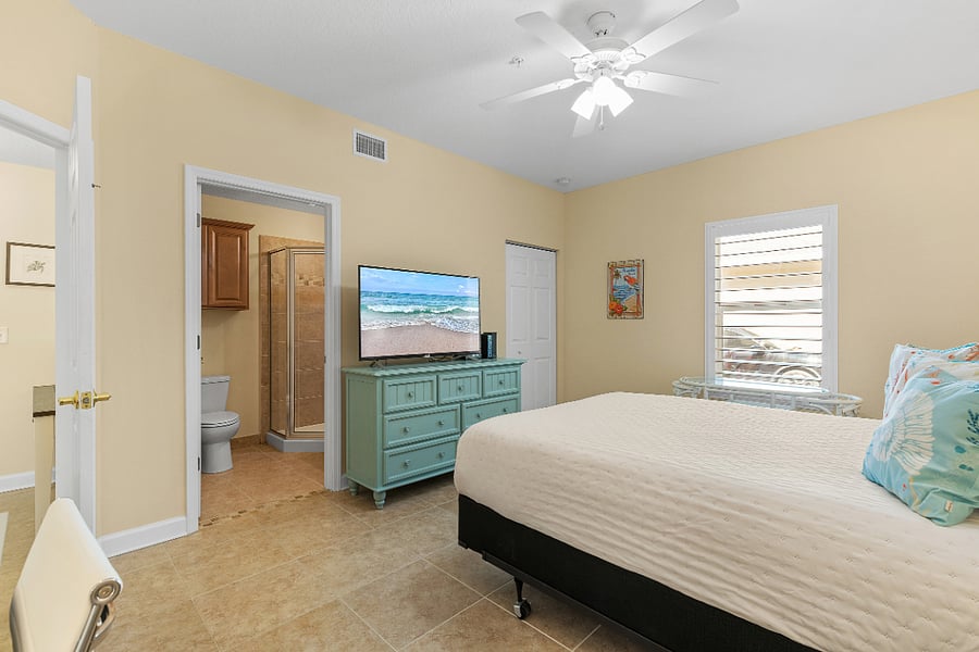 Queen Bedroom + Ensuite