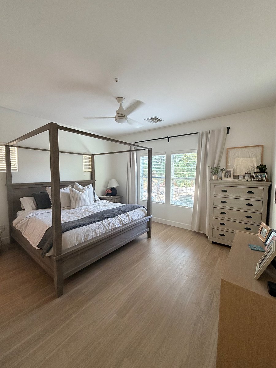 Primary suite with King canopy bed with en-suite full bath.