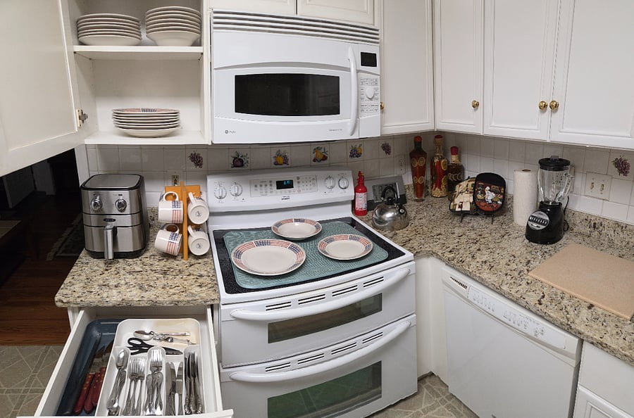 Kitchen stove/microwave, dishwasher, air fryer, blender