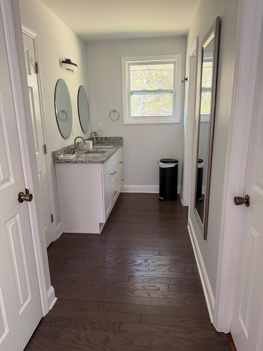 Mster bathroom (upstairs)