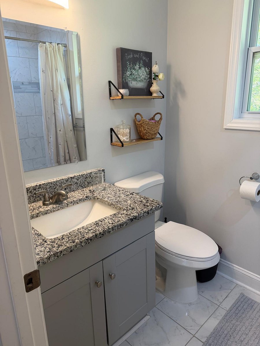 Full Bath (upstairs)