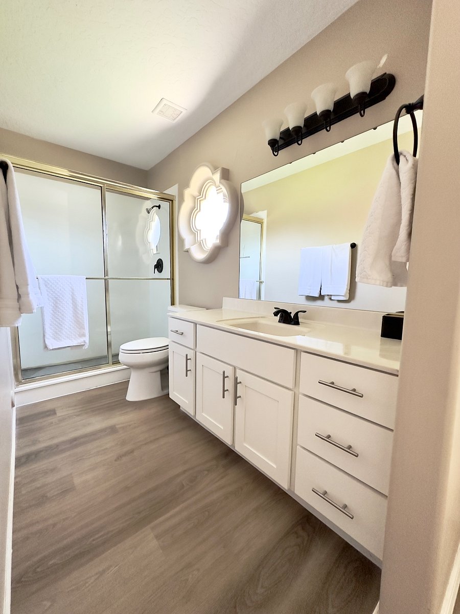 en suite to bedroom 1 with outdoor private enterance.