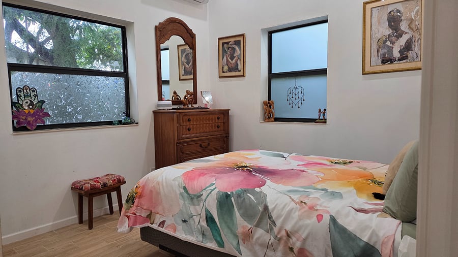 Bedroom with queen size bed