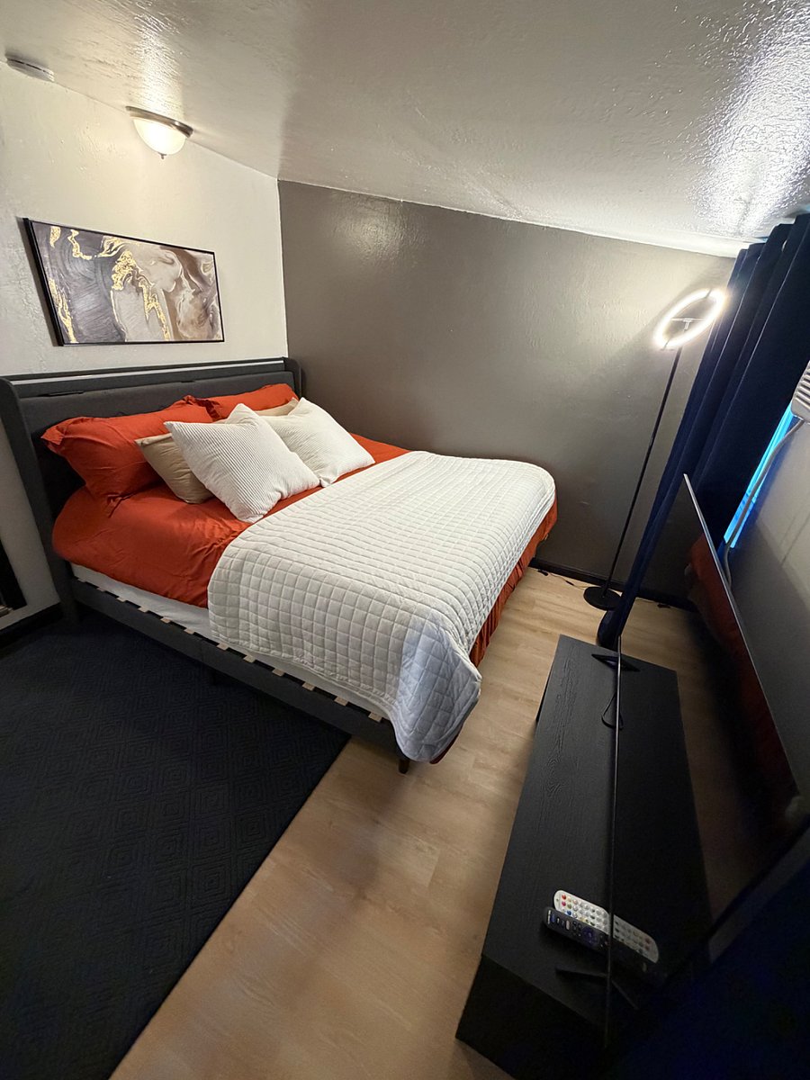 Bedroom #1- King size bed 