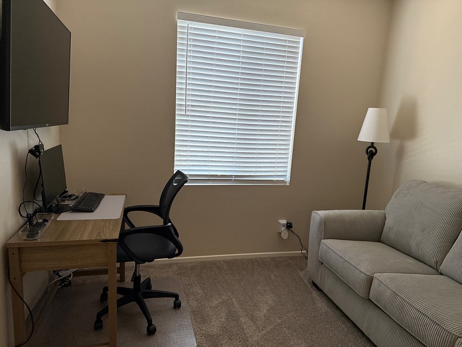 4th bedroom/den with workstation desk, monitor, keyboard & Wifi
