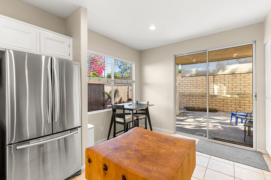 Eat in breakfast table & access to fenced back yard