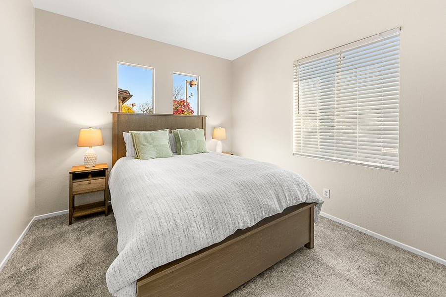 2nd quarters Queen bed