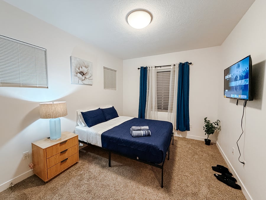 Cozy Queen Bedroom

Comfortable queen bed with soft blue bedding, nightstand with lamp, stylish wall art, and large double-door closet. Bright and peaceful space with plenty of natural light.