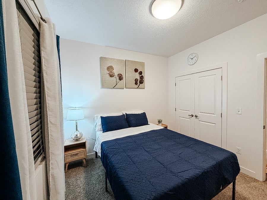 Cozy Queen Bedroom

Comfortable queen bed with soft blue bedding, nightstand with lamp, stylish wall art, and large double-door closet. Bright and peaceful space with plenty of natural light.