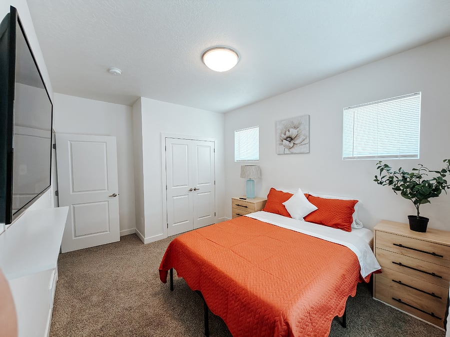 Cozy Queen Bedroom

Comfortable queen bed with soft blue bedding, nightstand with lamp, stylish wall art, and large double-door closet. Bright and peaceful space with plenty of natural light.
 