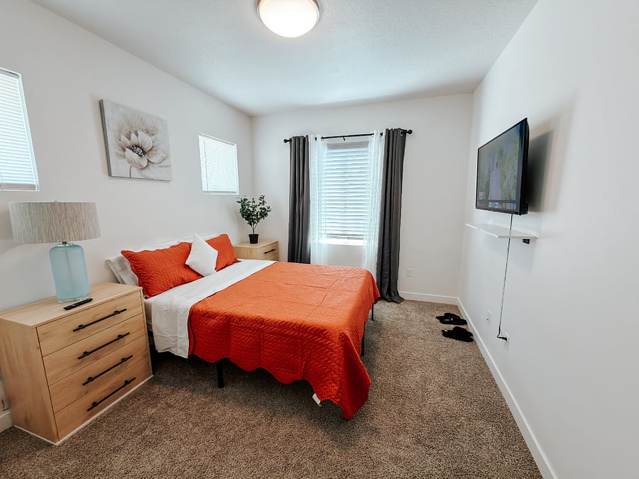 Cozy Queen Bedroom

Comfortable queen bed with soft blue bedding, nightstand with lamp, stylish wall art, and large double-door closet. Bright and peaceful space with plenty of natural light.
 
