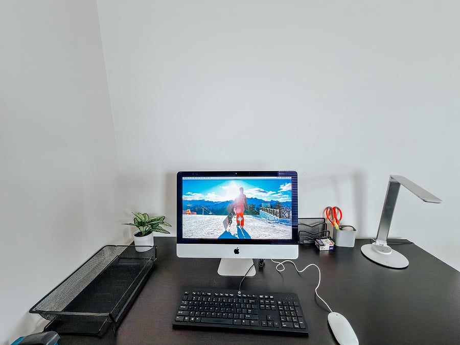 Dedicated Workspace

Quiet, functional workspace with a large L-shaped desk, ergonomic office chair, and desk lamp  ideal for remote work, studying, Including IMac handling emails word,excel during your stay.