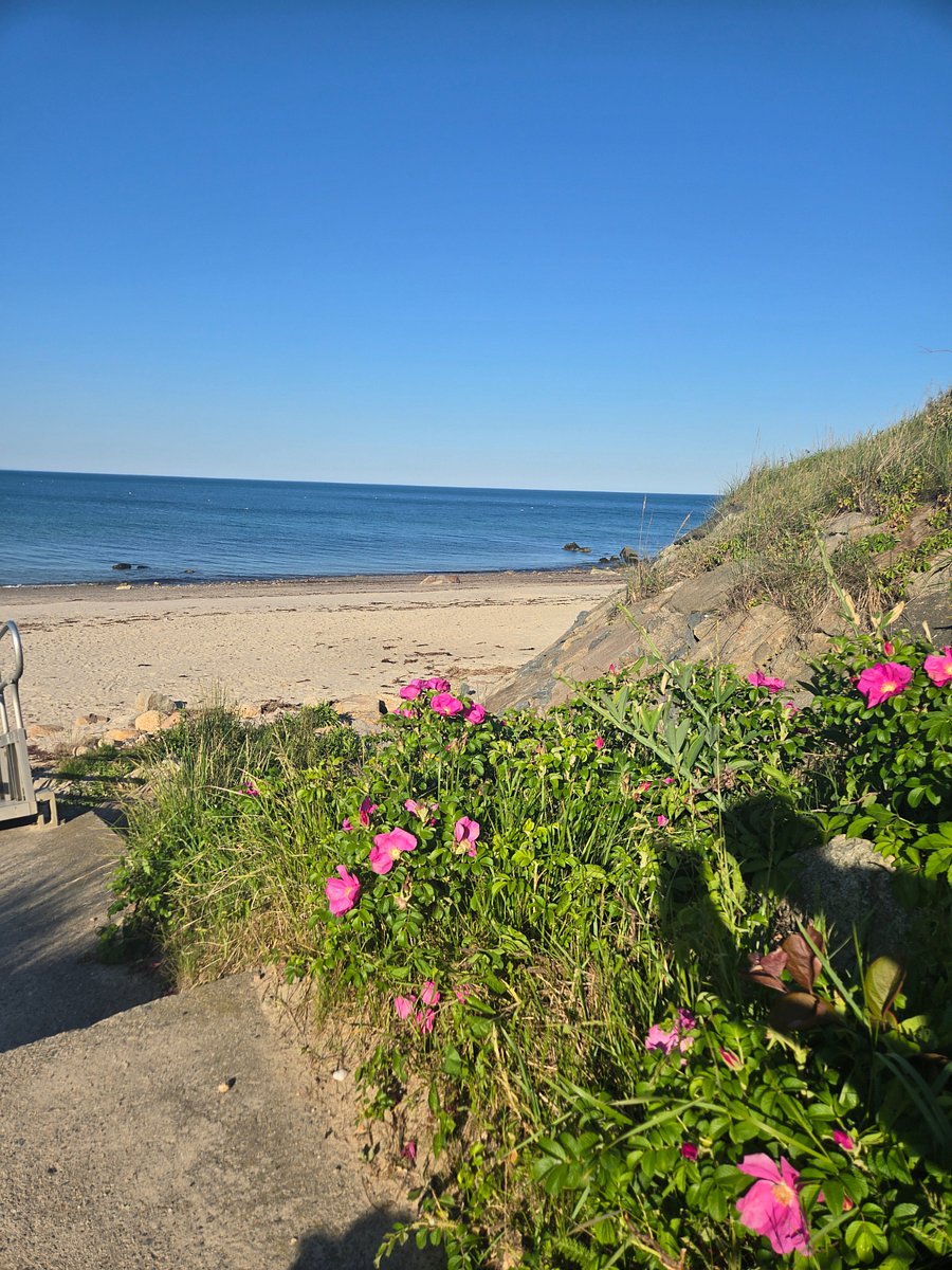 Entry to the beach, a minute walk away!