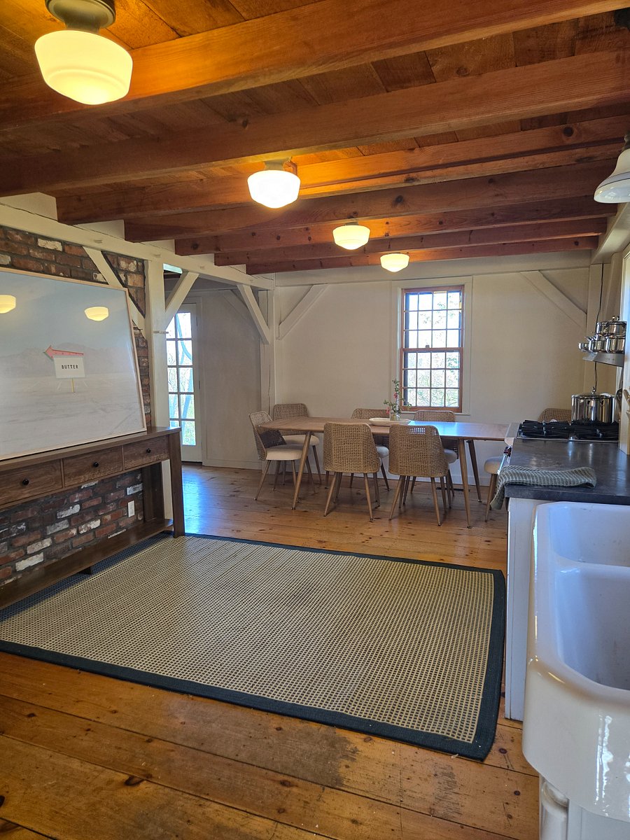 Open kitchen and dining table