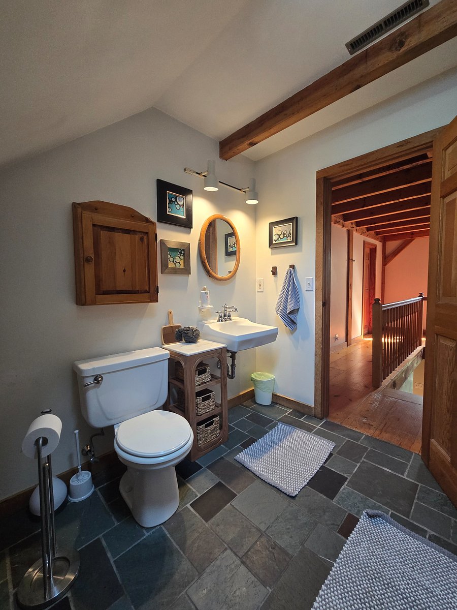 Spacious second floor full bathrom
