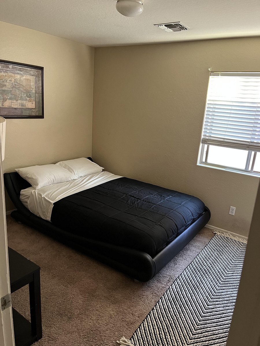 Bedroom 4: Queen size bed