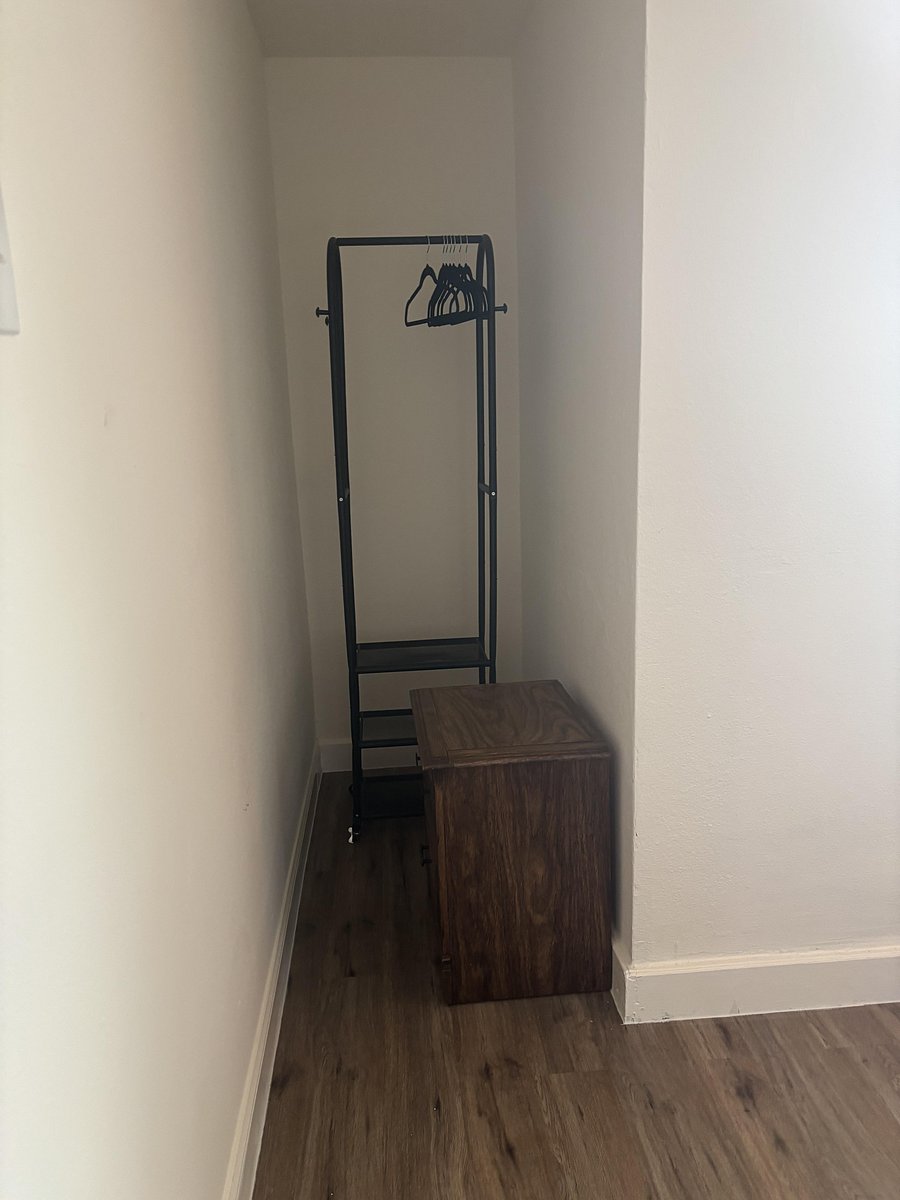 Room 1 with full bed, nightstand
