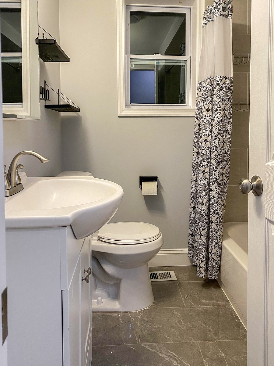 Second Floor Full Bathroom