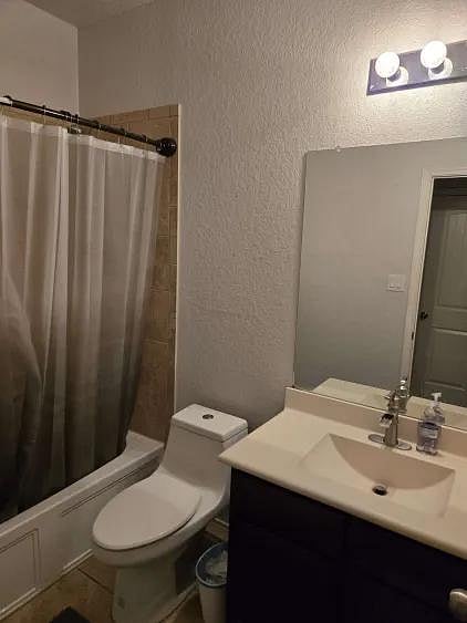 Bathroom B: Upstairs