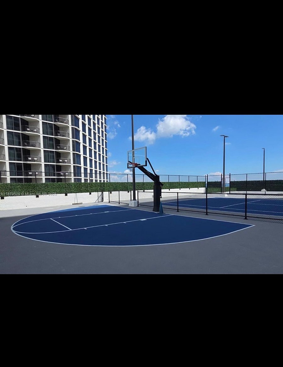 Building tennis , paddle and basketball courts