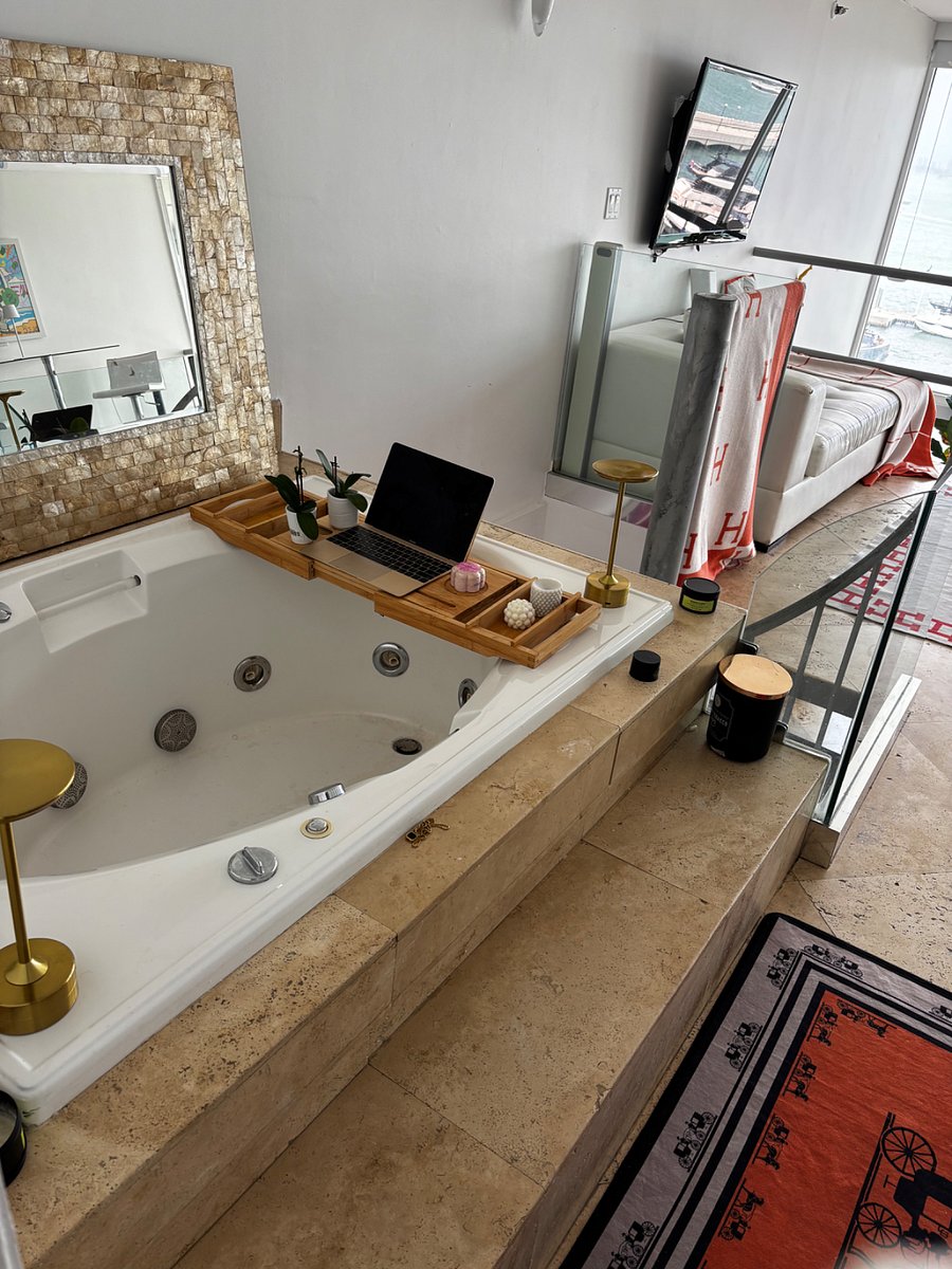En-suite bath and jacuzzi