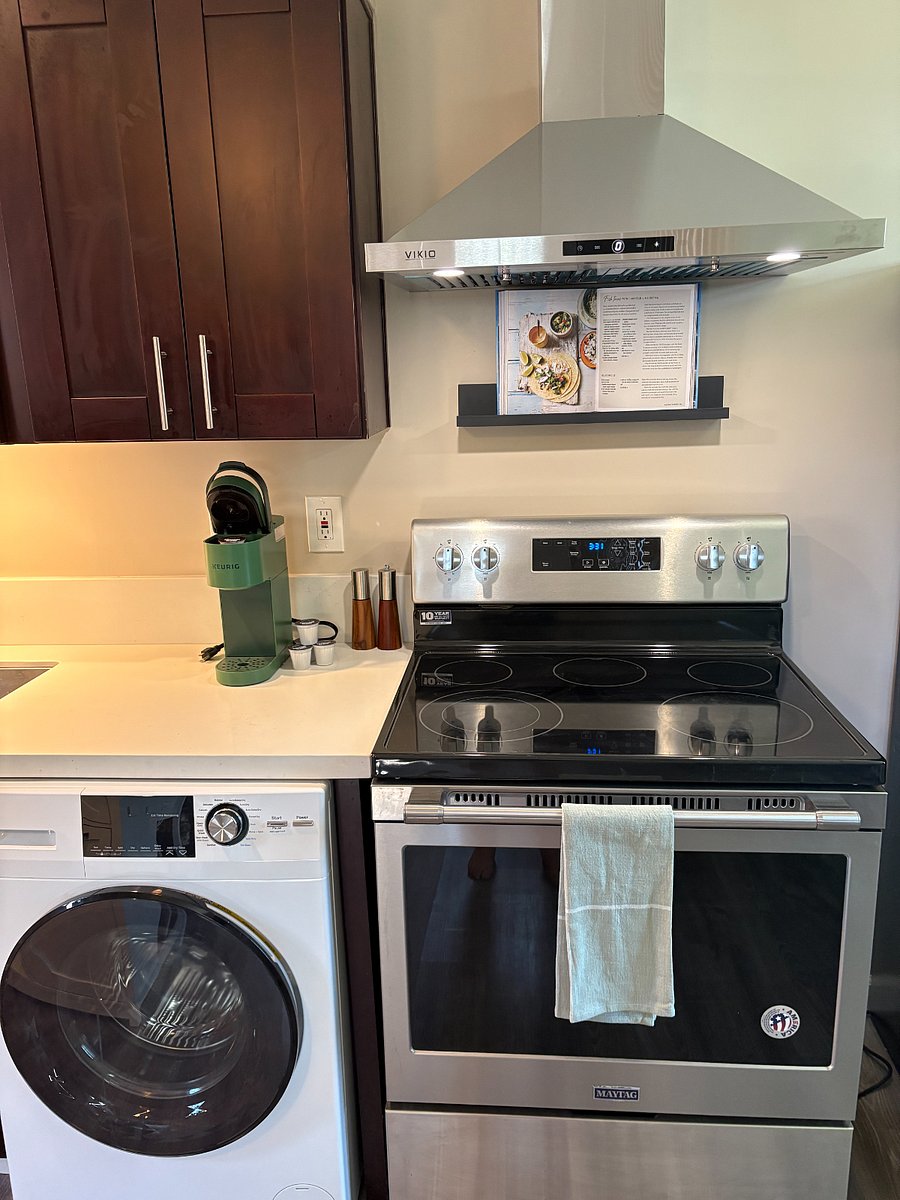 Appliances in Kitchen (Washer/Dryer, Stovetop/Oven)