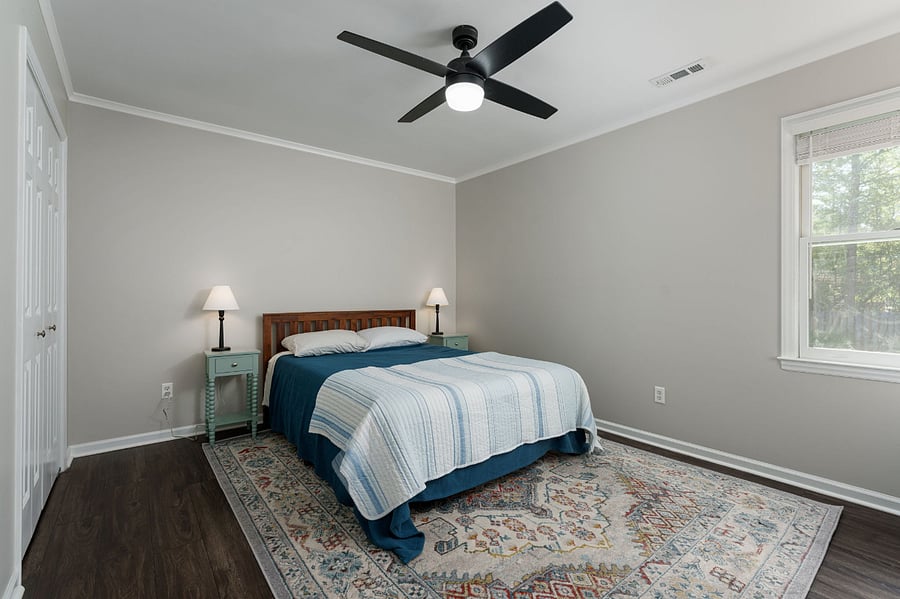 2nd bedroom, queen bed