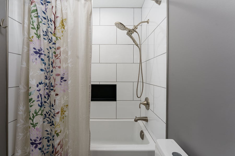 2nd bathroom with tub/shower