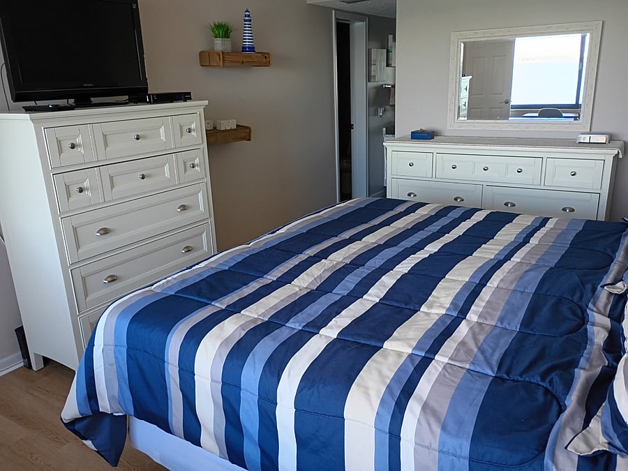 Main Bedroom w/ King Bed and Desk