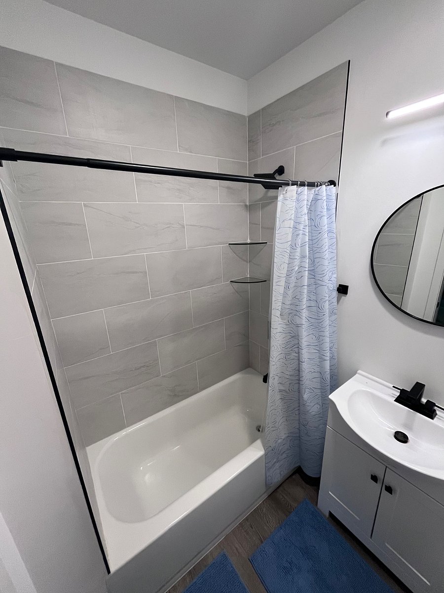 Tub/shower in bathroom within bedroom 1.