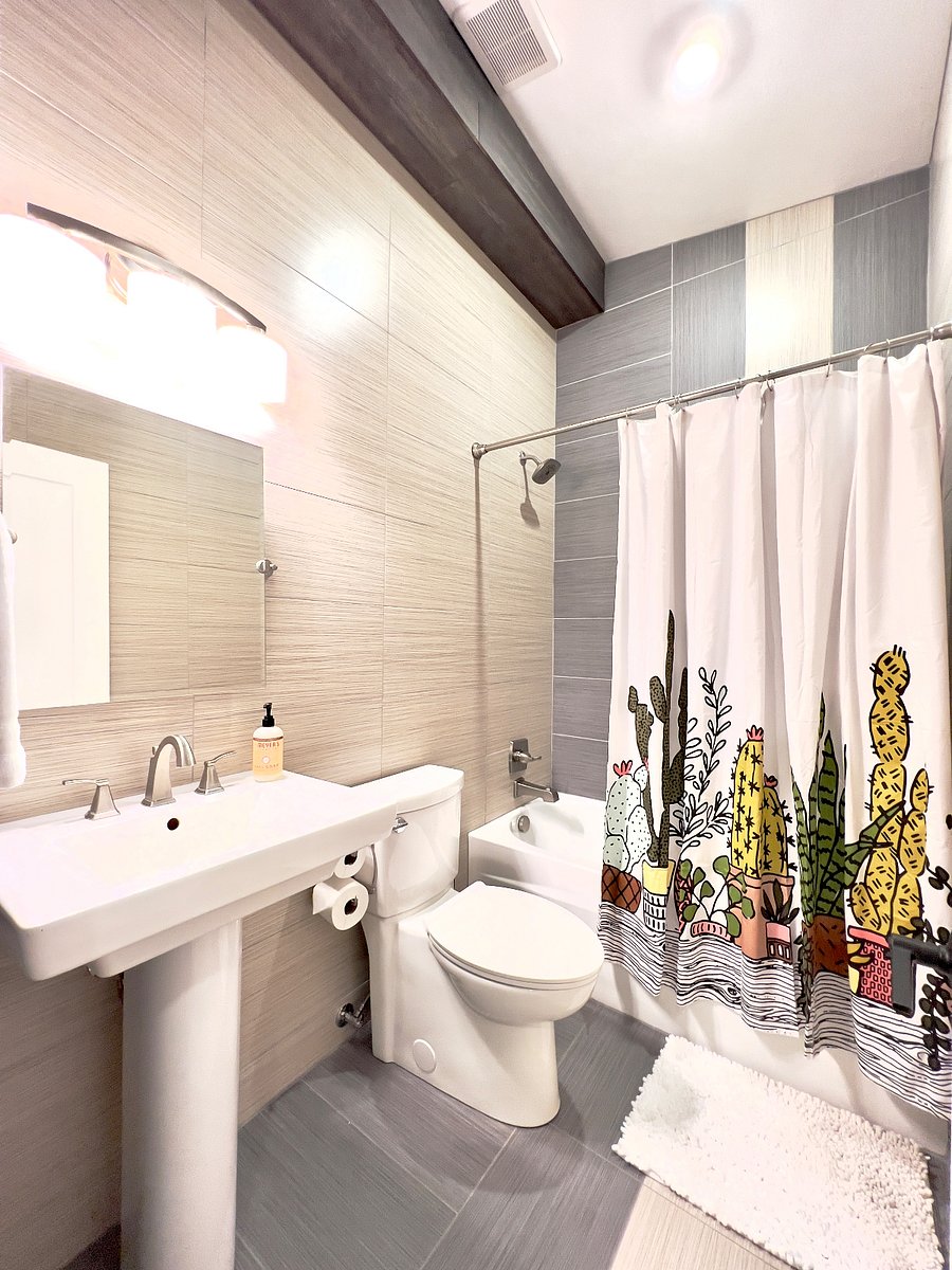 Bright and airy full bath in the hallway.