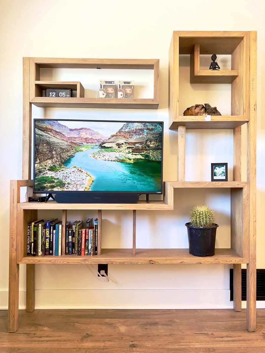 Dedicated office space to work or just get away, with a 45 inch Samsung Smart TV and Sonos sound system.
