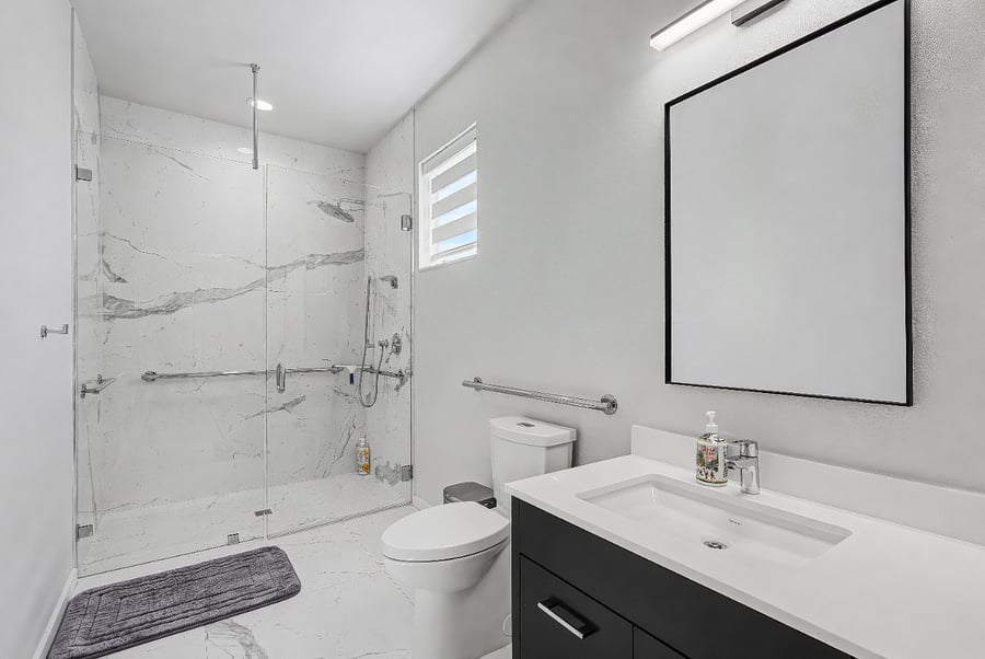 Bathroom en-suite in primary bedroom