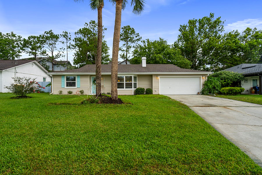 The location of our healing retreat by the beach is 1.8 miles from Mayo Clinic, very close to JTB as well as Beach Boulevard, 10 minutes to Jacksonville Beach, as well as 10 minutes to Jacksonville's Town Center. It's also about 30 minutes to the airport 