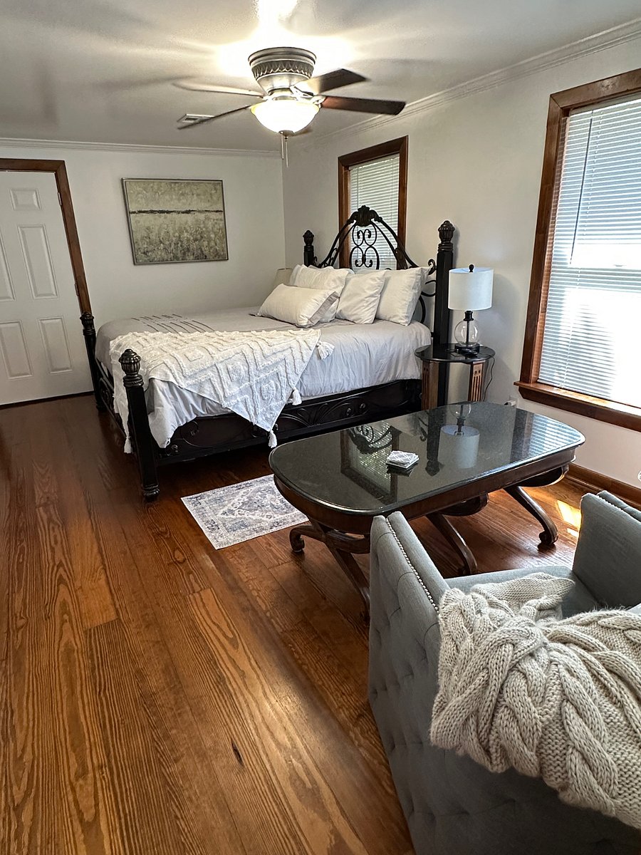 king bed with sitting area