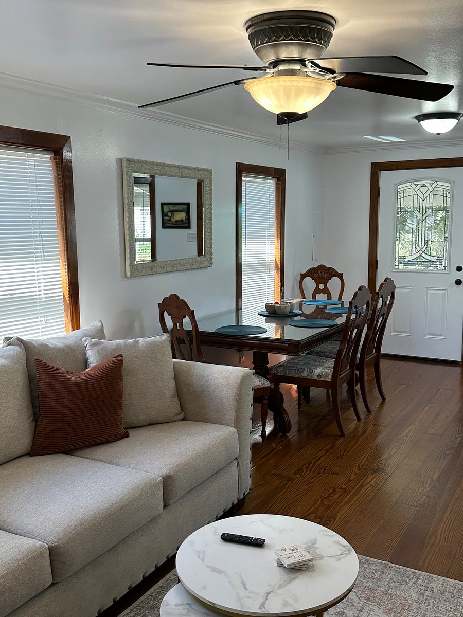 dinning table seats up to 6