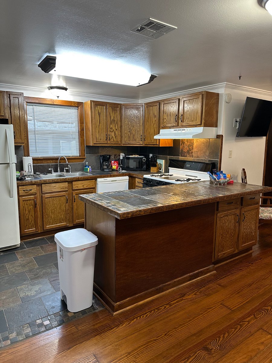 island / bar in kitchen