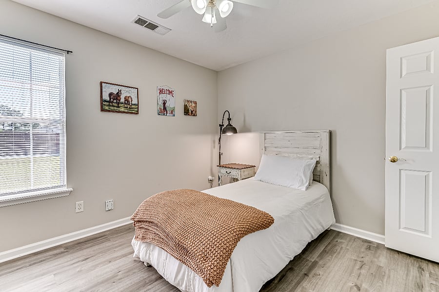 Second bedroom with twin size bed.