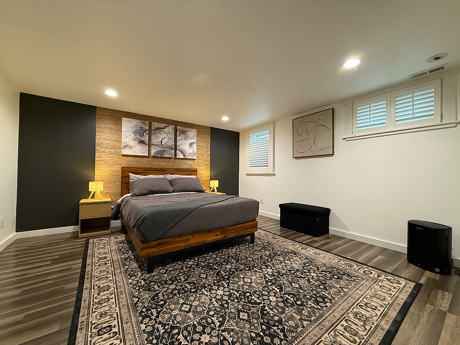 Primary bedroom (13' x 14') with a queen-size bed, window blinds, and an air purifier.