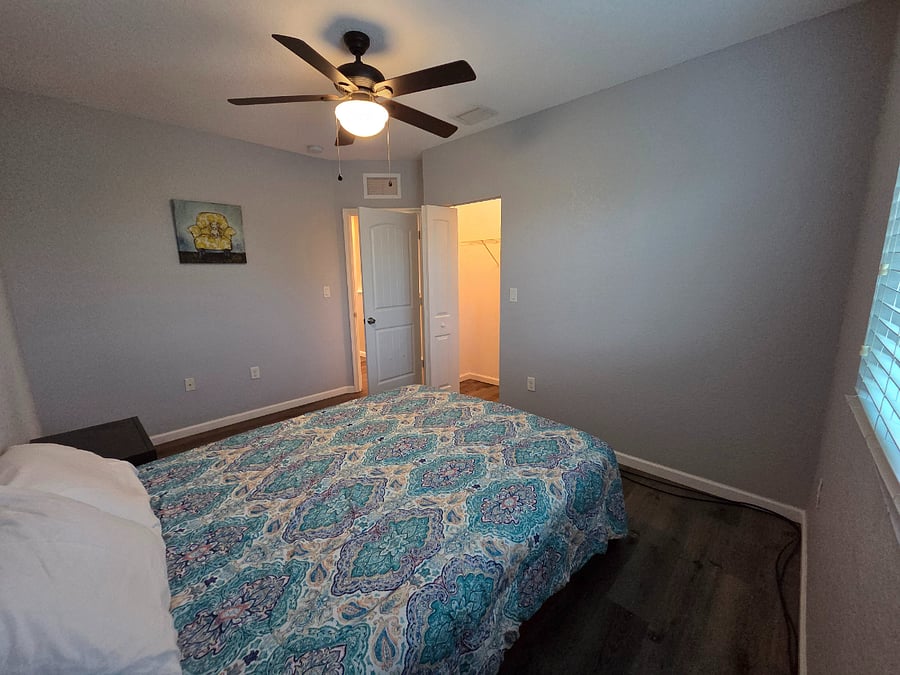 Room 3 with Queen size bed and walk-in closet