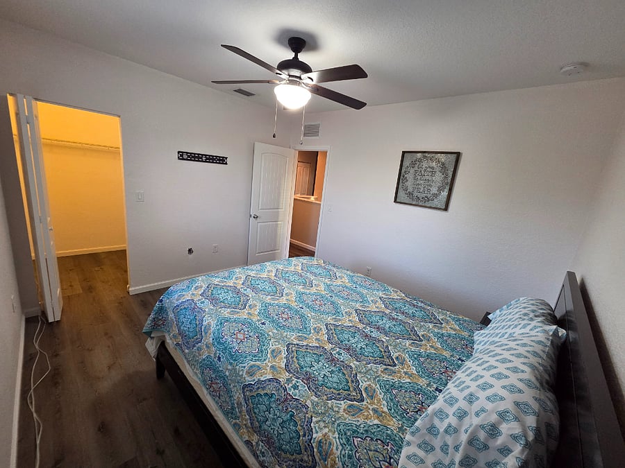 Room 4 with Queen size bed and walk-in closet
