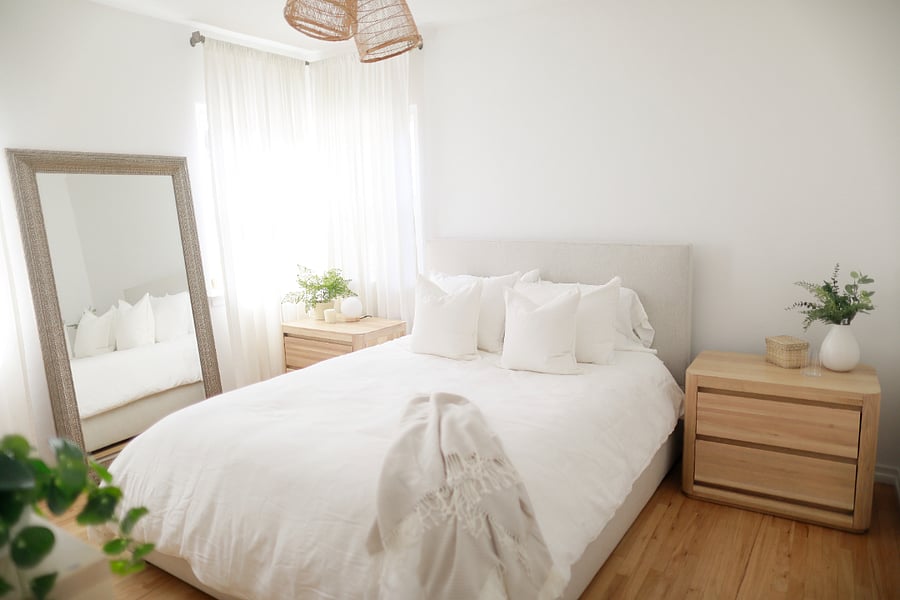 Secondary bedroom with queen bed, ideal for guests, children, or additional family members.