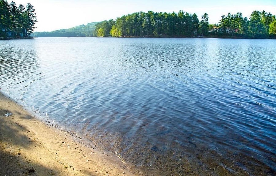 Relax by the lake with peaceful views, perfect for swimming, kayaking, sunbathing, or simply unwinding by the water.