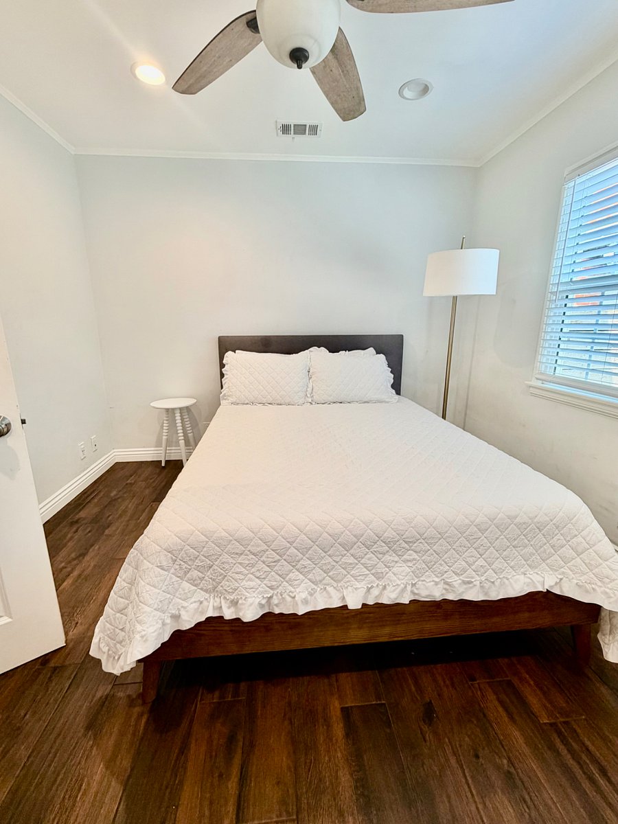 Bedroom 2- Queen bed
