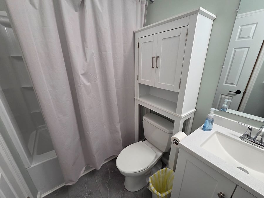 Bedroom 2's Bathroom
