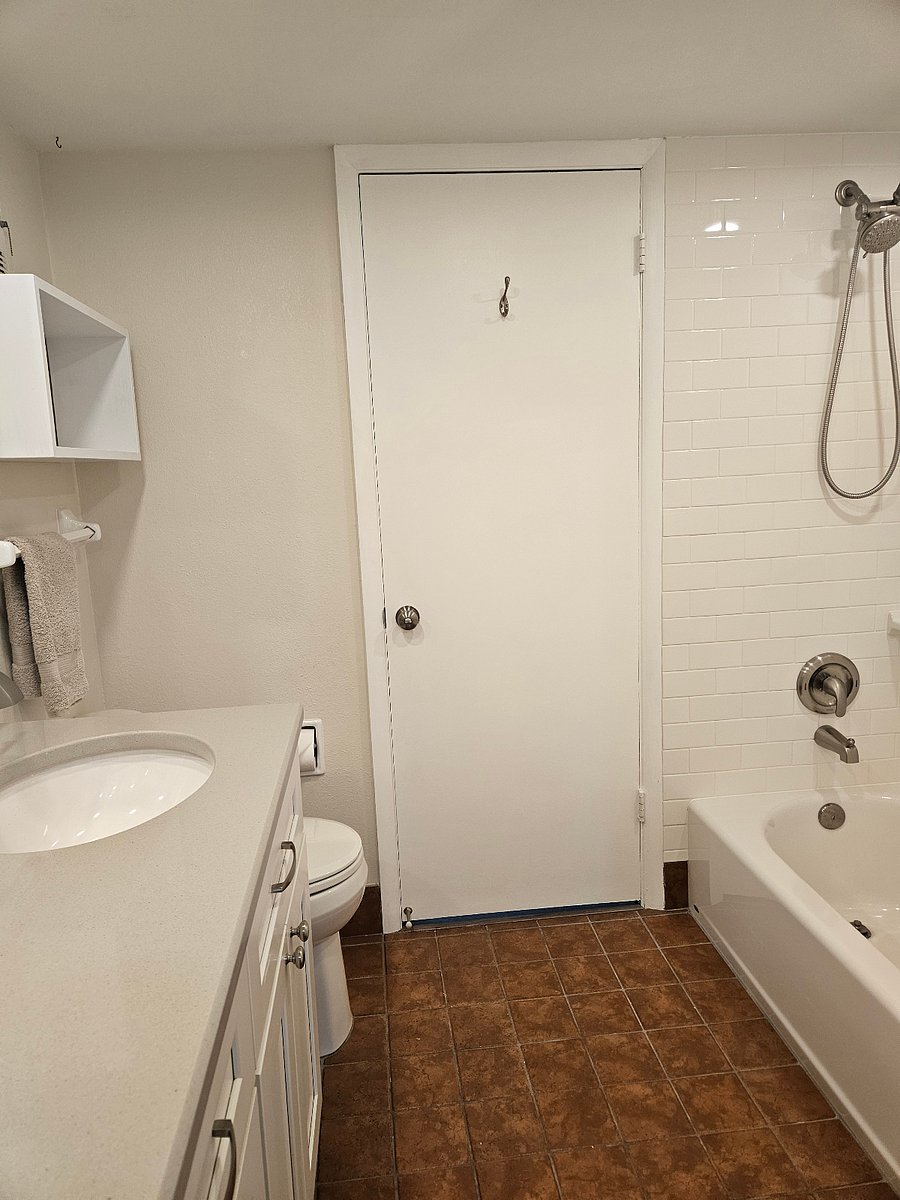 Bath attached to 2nd bedroom and hall. Can make it private by locking hall door.
Has bath/shower combo.