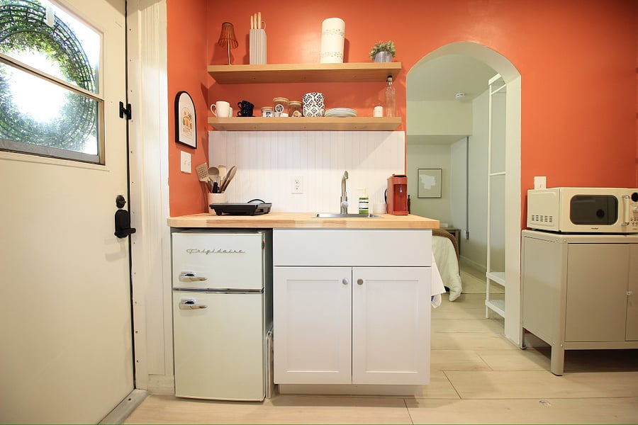 Full Kitchenette with fridge, hot plate, microwave, blender, air fryer. All kitchen dishes are available: pots, pans, plates, bowls, cutlery, knives, cooking utensils, etc. 