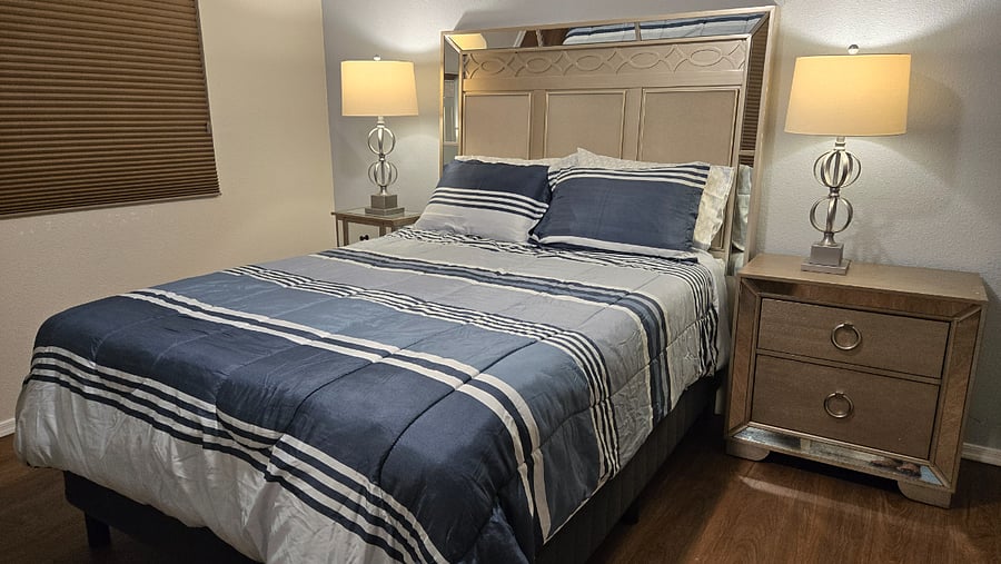 Alternative bedding for the main bedroom.