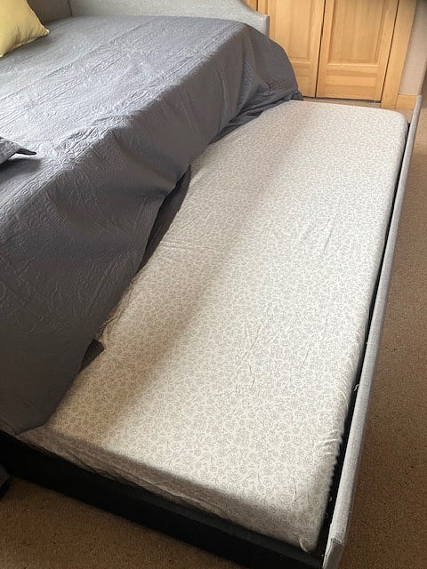 Single trundle bed under daybed